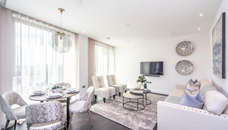 2 bed property in Charles Clowes Walk, London